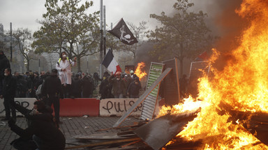 "Żółte kamizelki" szykują się do wielkich protestów we Francji. W Paryżu już płoną samochody [GALERIA]