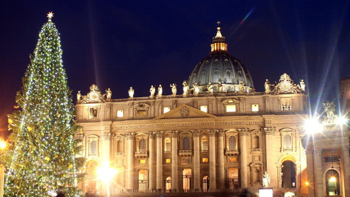 Wczoraj o zmierzchu na przywiezionej z Ukrainy choince ustawionej na pl. Św. Piotra w Rzymie zapalono lampki. To znak, że Watykan kończy już przygotowania do Świąt.