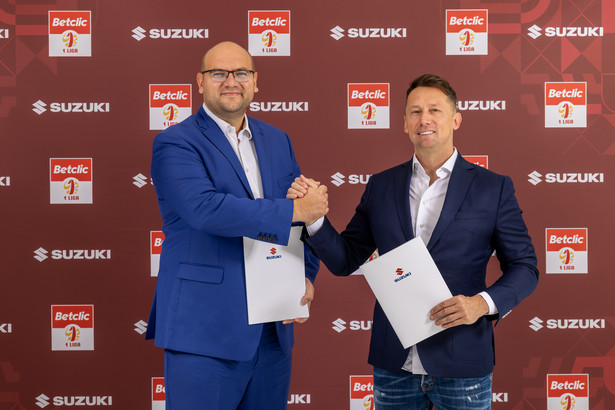 Marcin Janicki, prezes zarządu Pierwszej Ligi Piłkarskiej i Piotr Dulnik, prezes Suzuki Motor Poland