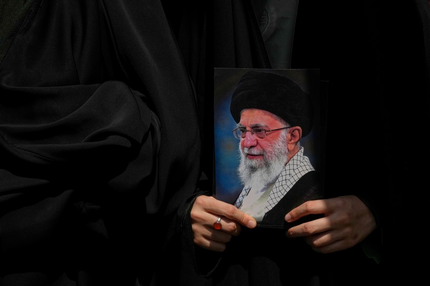 Slika ajatolaha na protestu protiv izraelskih napada na Iran u Teheranu