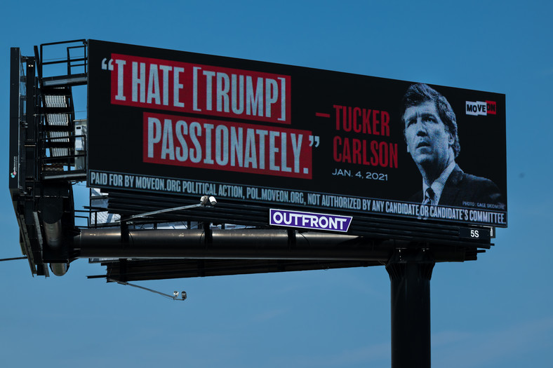 Billboard cytujący prywatną wiadomość tekstową gospodarza Fox News Tuckera Carlsona o byłym prezydencie USA upublicznioną w aktach sądowych. Brzmi ona "namiętnie nienawidzę [Trumpa]", Floryda, kwiecień 2023 r.