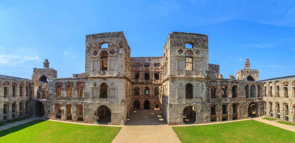 8. Krzyżtopór. Położony nieco na uboczu Zamek Krzyżtopór w Ujeździe, choć dotknięty przez upływ czasu, stanowi unikatowy zabytek. Pierwotnie związany z jędrzejowskim Klasztorem Cystersów, w późniejszym czasie z rodziną Ossolińskich, która nadała temu miejscu charakter i bogactwo. W czasach świetności znajdowało się tu nawet podobno akwarium z egzotycznymi gatunkami rybek, oryginalnie wkomponowane w strop jadalni. I jeszcze ciekawostka dla miłośników muzyki: w jednej ze stajni odkryto wyjątkowe warunki do organizowania koncertów ze względu na unikatową akustykę