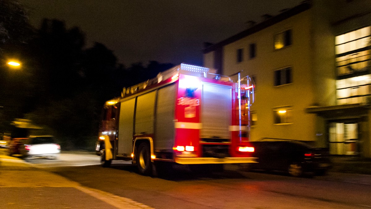 Nielegalna produkcja alkoholu prawdopodobną przyczyną eksplozji w budynku mieszkalnym w Krupolinach pod Barczewem. Jedna osoba jest ranna, czternaście zostało ewakuowanych.