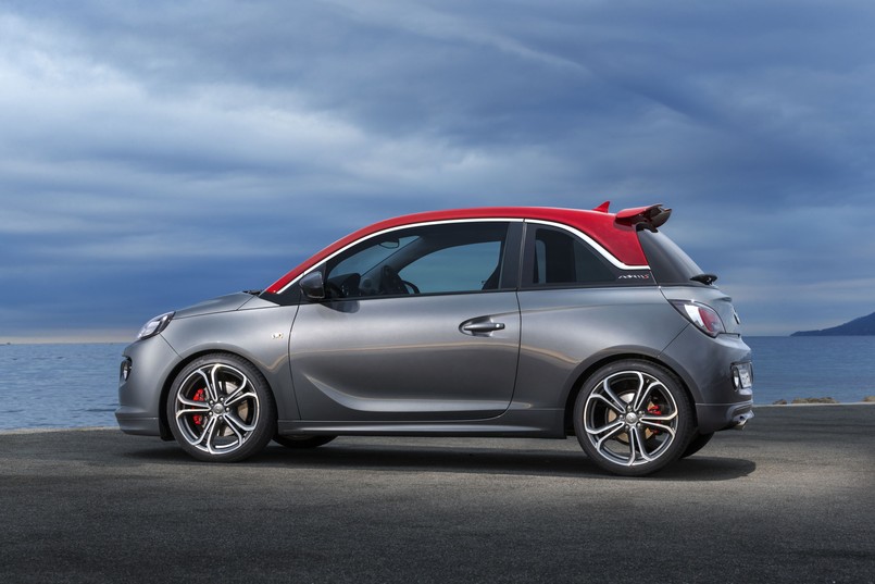 Opel adam S to nowe dziecko niemieckiej marki. Jako najmłodsze jest wychuchane i wydmuchane. Co więcej, jeszcze na dobre nie zadomowiło się na tym świecie, a już wiadomo, że niektórzy będą mieli z nim… utrapienie.