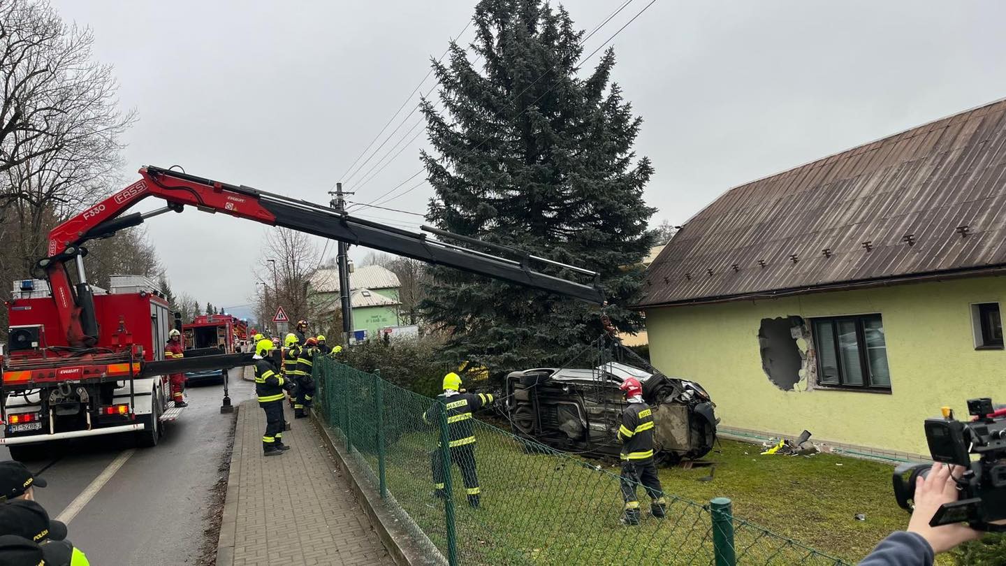 Auto prerazilo múr domu v Gbeľanoch.