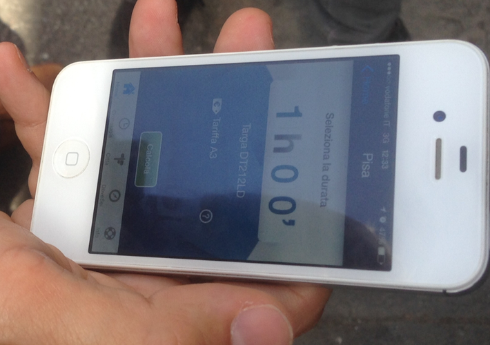 <strong>Aplikacja na smartfona</strong><br /><br />

System jest prosty, ale jednocześnie wydaje się bardzo skuteczny. Przede wszystkim, aby skorzystać z możliwości pomocy przy znalezieniu miejsca parkingowego, kierowca musi ściągnąć specjalną aplikację. Podczas podróży wystarczy  „tapnięcie” na smartfonie  , a inteligentny system połączony z mapą doprowadzi kierującego wprost do pierwszego wolnego miejsca w okolicy destynacji, którą ten wcześniej określił. <br /><br />