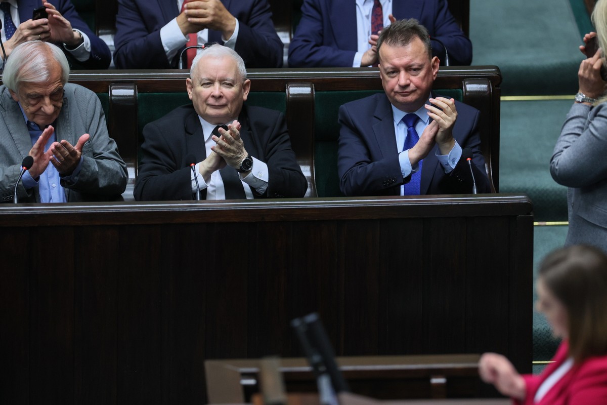Prezes PiS Jarosław Kaczyński, przewodniczący KP PiS Mariusz Błaszczak i poseł Ryszard Terlecki na sali obrad Sejmu w Warszawie,Sejm, który wznawia obrady, wysłucha informacji szefa MSWiA o działaniach w celu wyjaśnienia przyczyn wybuchów pożarów w dniach 10-13 maja w różnych miejscach w Polsce. Posłowie zajmą się też projektem ustawy ws. bonu energetycznego oraz projektem zmian w ustawie o pomocy obywatelom Ukrainy
