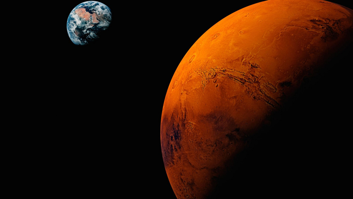 Czy jesteśmy sami we Wszechświecie? Rozważania na ten temat przez wiele stuleci miały charakter czystej spekulacji. W ostatnich latach jednak naukowcy odkryli dowody - tyleż obiecujące, co dyskusyjne - na istnienie pewnych form życia na Marsie.