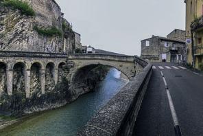Rzymski most nad rzeką Ouvèze w Vaison-la-Romaine w Prowansji, Francja