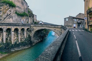 Rzymski most nad rzeką Ouvèze w Vaison-la-Romaine w Prowansji, Francja