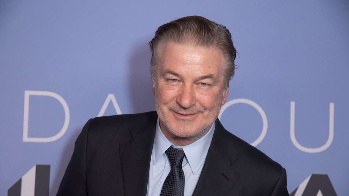Hatalmas fordulat Alec Baldwin emberölési ügyében: újra nagy bajban van a kollégáját véletlenül agyonlövő színész