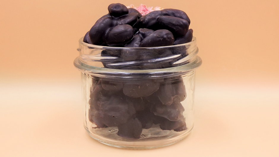 Odkryj, jak łatwo stworzyć zdrowe, domowe słodycze, łącząc chrupiące migdały z aksamitną czekoladą!
