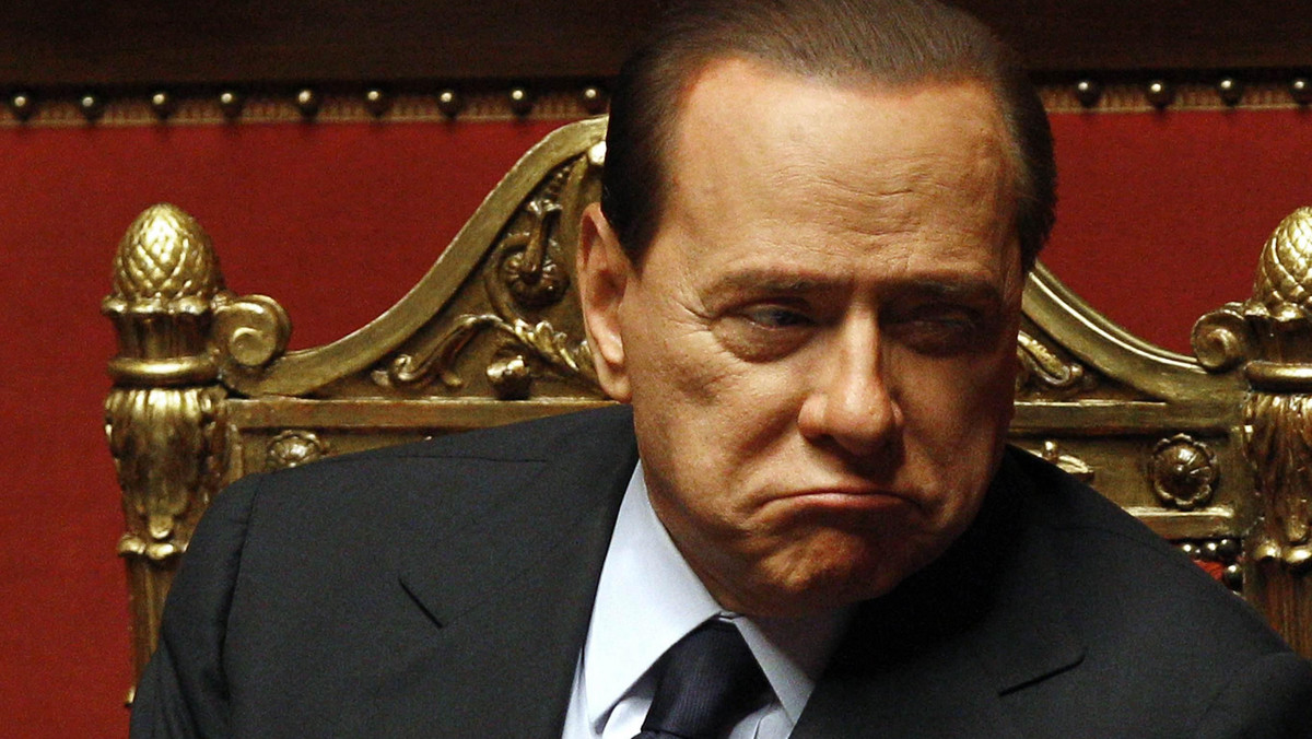 Wszystkie parlamentarzystki z partii premiera Włoch Silvio Berlusconiego Lud Wolności otrzymały od niego w prezencie na Święta pierścionki z trójkolorowego złota z brylantami, rubinami i szmaragdami. Media podały, że pierścionek taki kosztuje 1400 euro.