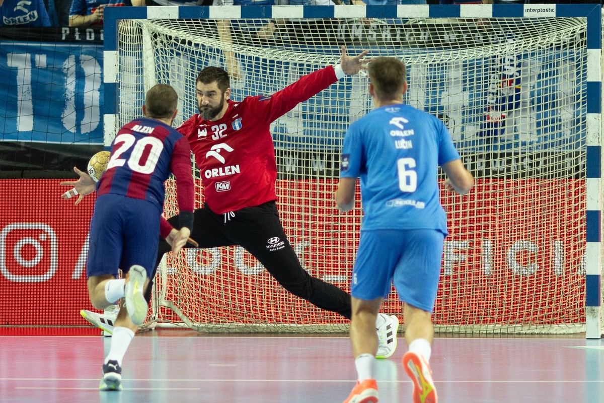Bramkarz Orlenu Wisły Płock Mirko Alilovic podczas meczu grupy B Ligi Mistrzów piłkarzy ręcznych z Barceloną