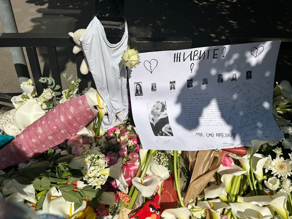 Ljudi odaju počast stradalima ispred OŠ "Vladislav Ribnikar"