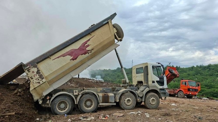 Požar na deponiju u Kraljevu zahvatio je 1.5 hektara.