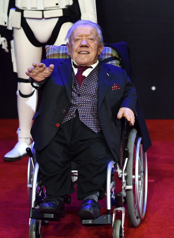 Aktor Kenny Baker, który animował słynnego androida R2-D2