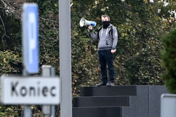 Mężczyzna na pomniku smoleńskim na placu Piłsudskiego w Warszawie