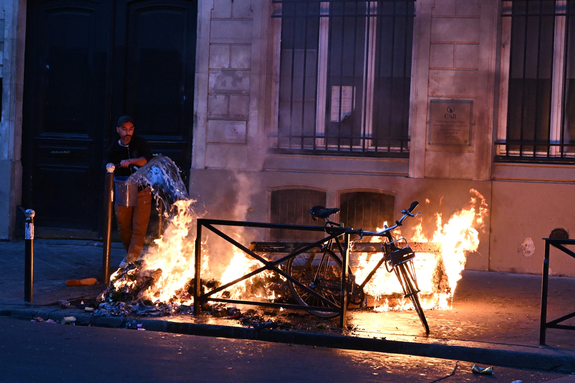 Protesty vo Francúzsku sprevádzali násilnosti a požiare. 