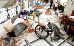 Przed Sejmem manifestacja poparcia dla protestujących niepełnosprawnych i ich opiekunów