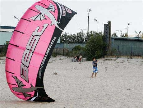 gdansk -Posel Krzysztof Bosak spedzil wekweend we Wladyslawowie z bratem Markiem -Marek uczyl brata Krzysztofa kiteserfingunz Krzysztof Bosak 25l Marek Bosak 19-08-2007foto Katarzyna Naworska