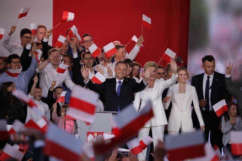 Andrzej Duda z żoną i córką po ogłoszeniu sondażowych wyników