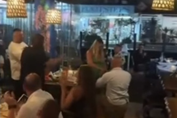 (VIDEO) SVI SU GLEDALI U NJIH, A ONDA JE RESTORAN EKSPLODIRA