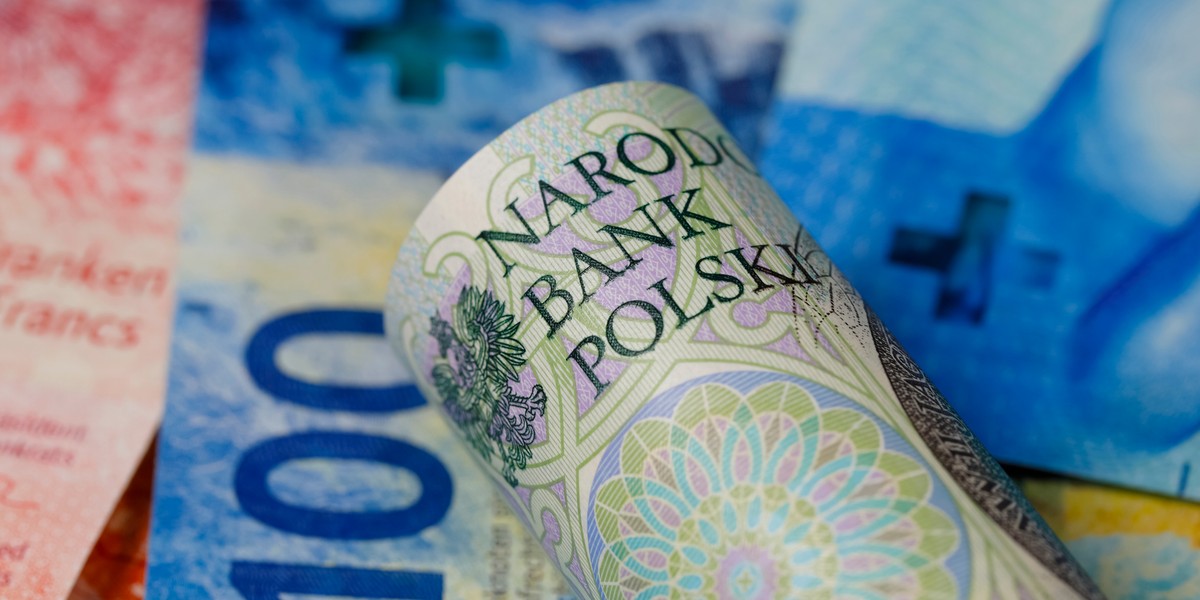 W poniedziałek złoty umacnia się wobec głównych walut, a ropa naftowa tanieje. 