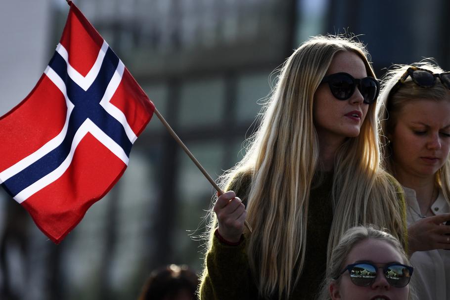 Norwegowie trzymający flagę