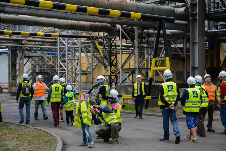 Zanim węgiel trafi kotłów przechodzi przez młyny. Na jeden kocioł przypadają cztery młyny o wydajności 25 ton węgla na godzinę. Następnie zmielony na miał węgiel mieszany jest z suchym powietrzem i wdmuchiwany do kotłów. <br><br>(mgo) PAP/Jakub Kamiński