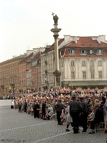 Pamiątkowe zdjęcia przedstawiające polskich policjantów zabezpieczających wyzyty Jana Pawła II