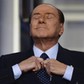 berlusconi kozaczek poprawia sobie krawat