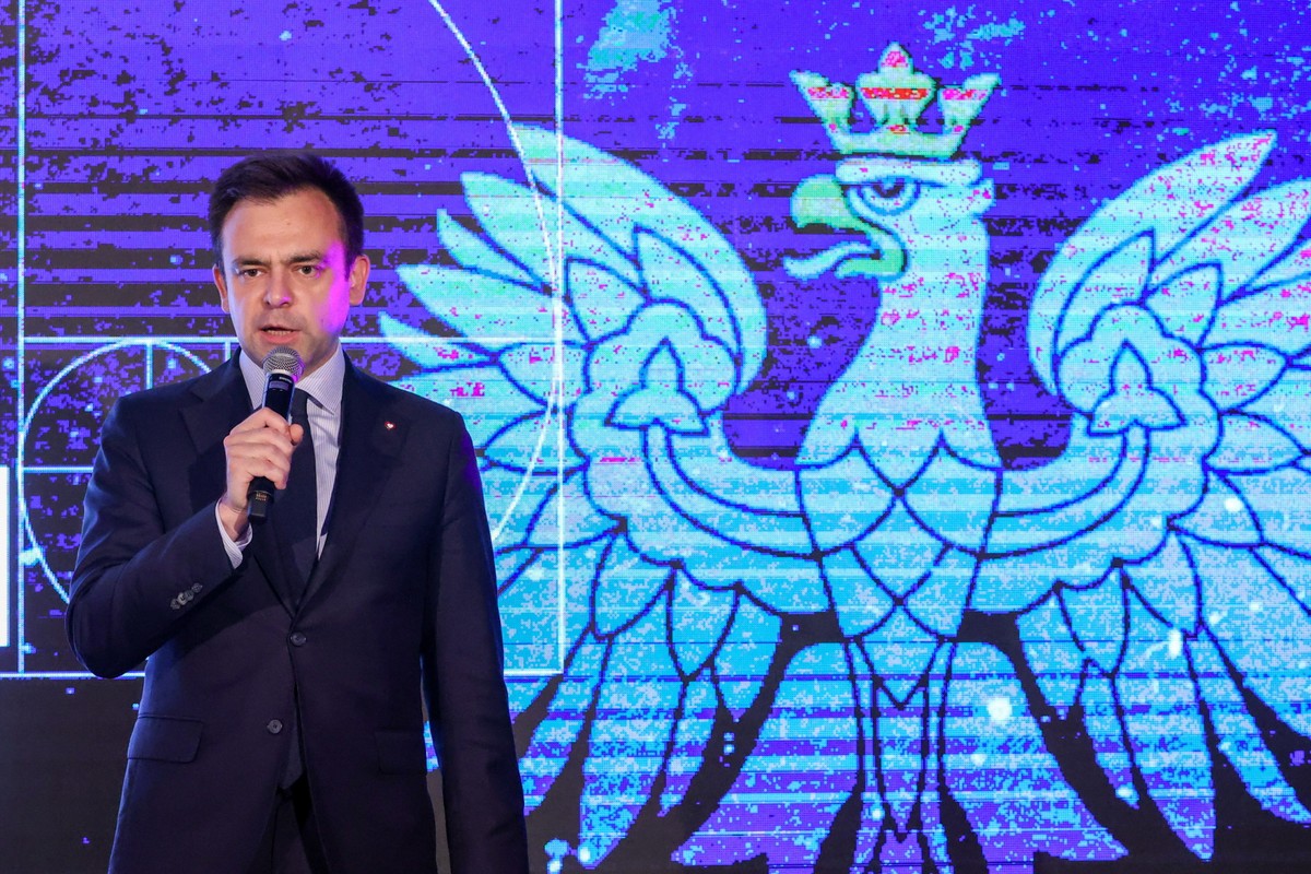 Kampania wyborcza do Parlamentu Europejskiego 2024. Minister finansów Andrzej Domański podczas konferencji prasowej na terenie Łódzkiej Specjalnej Strefy Ekonomicznej w Łodzi