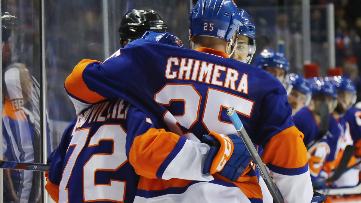 New York Islanders przerwali pasmo czterech porażek z rzędu uzyskując zwycięstwo 3:2 po rzutach karnych na Anaheim Ducks. Najazdów było aż 28 i nie obyło się bez kontrowersji. W 12. serii Thomas Hickey przepychał krążek przez parkan bramkarza, ale sędziowie zaliczyli trafienie.