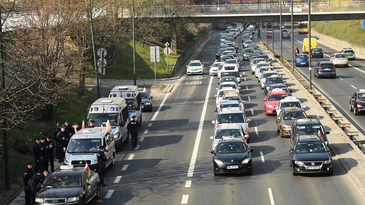 Strajk taksówkarzy w Warszawie. Korki, policja reaguje