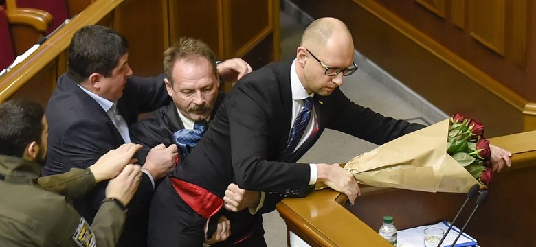 Bójka w ukraińskim parlamencie. Deputowany z bloku prezydenta zaatakował premiera [WIDEO]