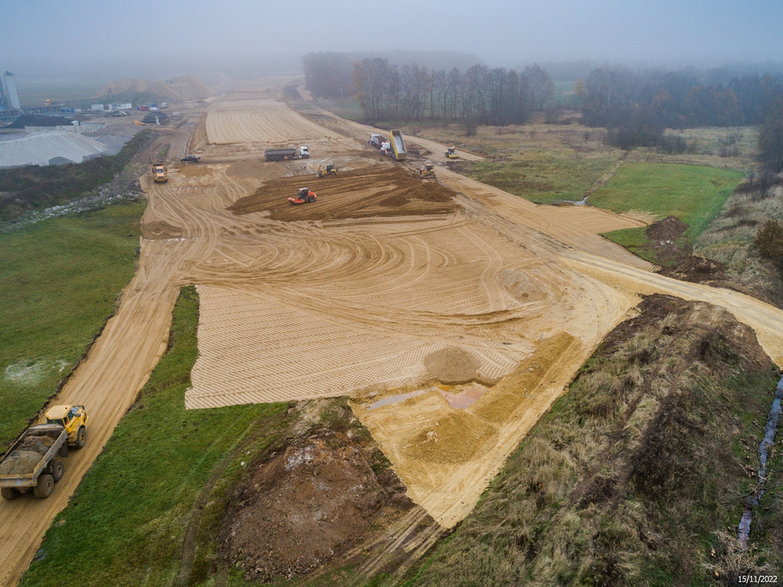 Budowa drogi ekspresowej S-1 - odcinek węzeł Oświęcim - Dankowice - zdjęcia z drona - 15.11.2022 - autor: GDDKiA