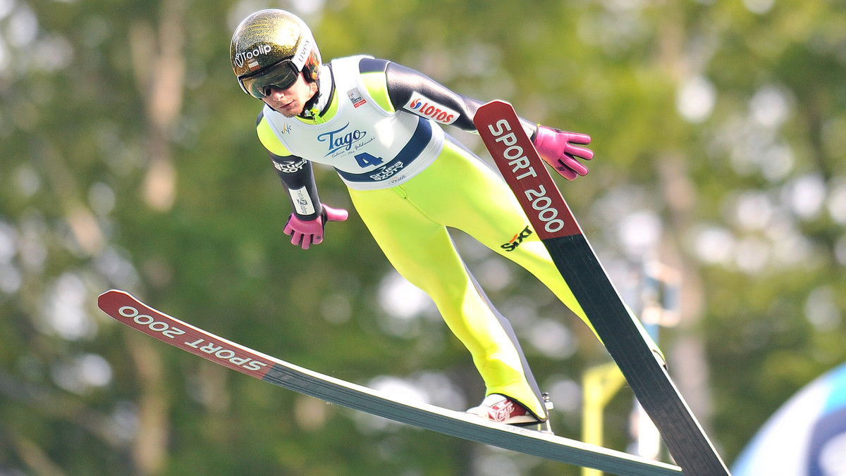 Pierwsze w tym sezonie zawody Pucharu Kontynentalnego mężczyzn w skokach narciarskich zakończyły się zwycięstwem Słoweńca Cene Prevca. W norweskim Vikersund drugie miejsce zajął reprezentant gospodarzy Tom Hilde, a tuż za nim, na najniższym stopniu podium uplasował się nasz skoczek - Jan Ziobro. Pucharowe punkty wywalczyło łącznie czterech Polaków.