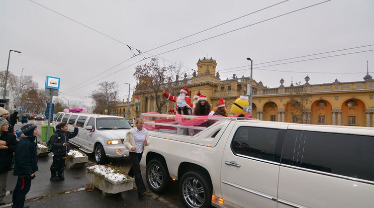 Limuzinnal járta a várost a Mikulás hírességek kíséretében