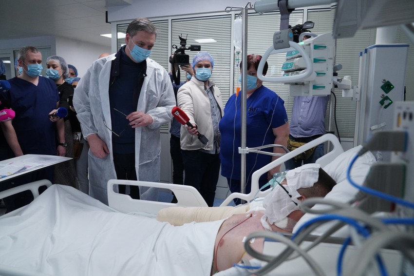 Predsednik Srbije Aleksandar Vučić obišao je danas povređene u požaru u diskoteci u Severnoj Makedoniji