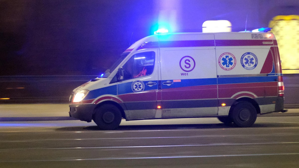 Koszmar na Śląsku. Samochód wjechał w grupę ludzi na przystanku przy kościele