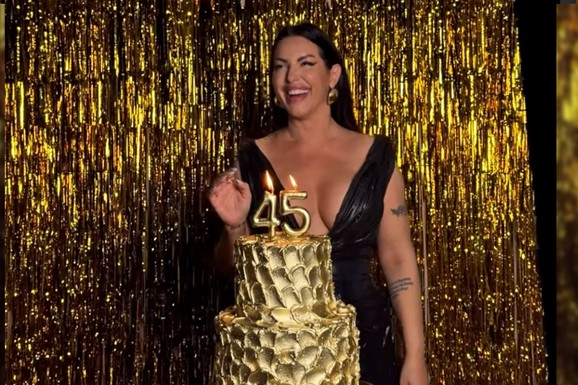 (VIDEO) SVE U ZLATU NA GALA PROSLAVI ROĐENDANA SEKE ALEKSIĆ Pevačica napunila 45 godina, izazovan dekolte i torta na dva sprata