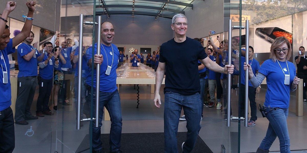 Tim Cook podczas otwarcia sklepu Apple'a w Palo Alto w 2014 roku