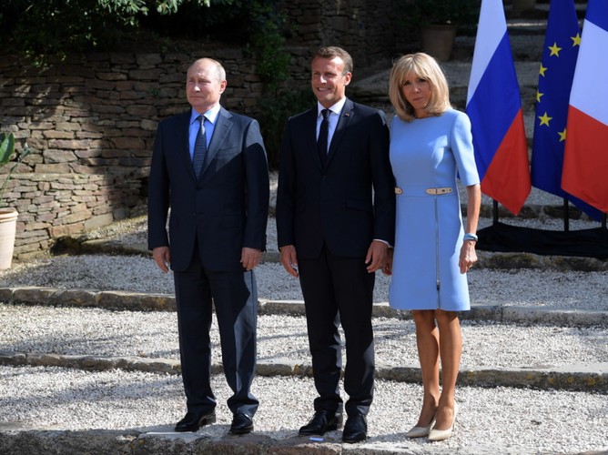 Władimir Putin oraz Emmanuel i Brigitte Macronowie