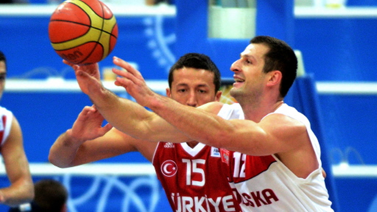Polscy koszykarze w niedzielę sensacyjnie pokonali wicemistrzów świata - Turków 84:83. W poniedziałek zagrają z Brytyjczykami o awans do kolejnej fazy mistrzostw Europy. Oto tytuły w dzisiejszej prasie.