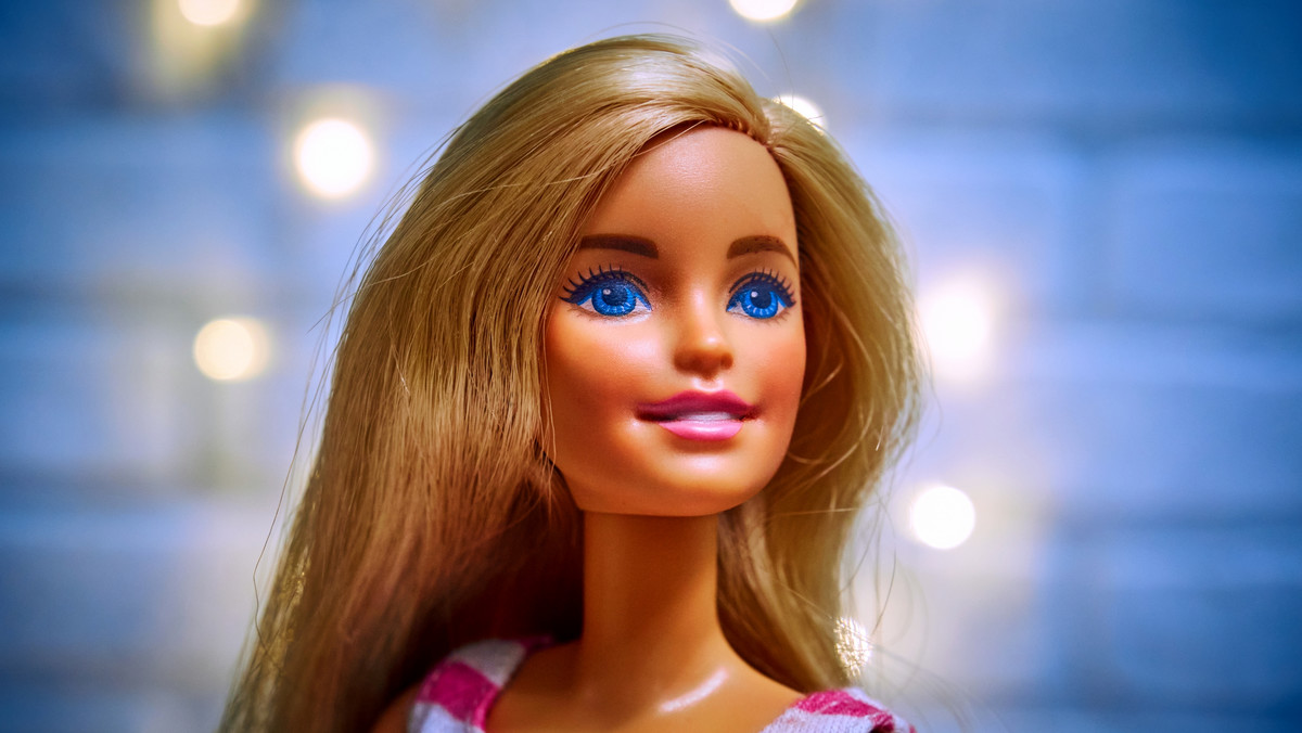 Przerabianie zdjęć na Barbie faktycznie jest niebezpieczne? Ekspert: ministerstwo straszy na wyrost