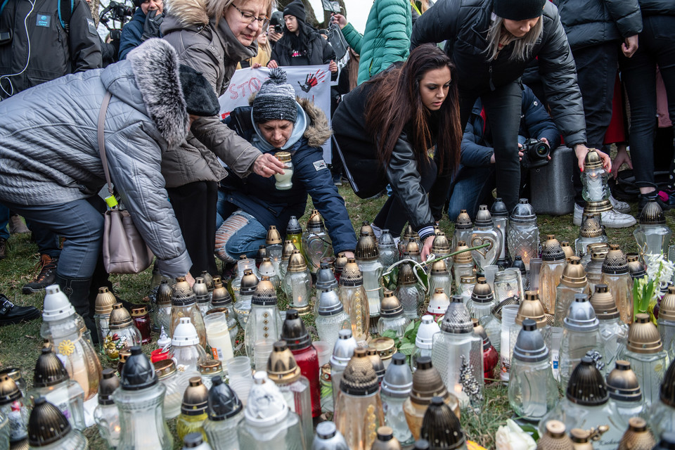 Uczestnicy Marszu Przeciwko Przemocy w Zamościu, 3 marca 2023 r. Pochód został zorganizowany przez kolegów i koleżanki 16-letniego Eryka, który zmarł w wyniku pobicia we wtorek w parku w centrum miasta.