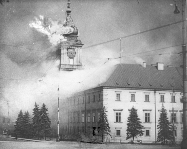 Płonący Zamek Królewski w Warszawie - domena publiczna