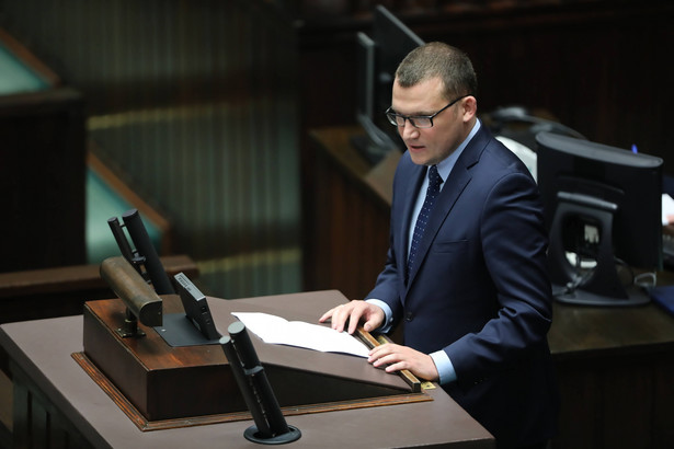 Warszawa, 16.07.2020. Wiceminister spraw wewnętrznych i administracji Paweł Szefernaker podczas drugiego dnia posiedzenia Sejmu, 16 bm. Sejm przyjął w czwartek wszystkie poprawki Senatu do ustawy o pomocy publicznej dla firm, która m.in. rozszerza do końca 2021 r. wsparcie przedsiębiorców w trudnej sytuacji ekonomicznej na skutek pandemii. (olm) PAP/Wojciech Olkuśnik