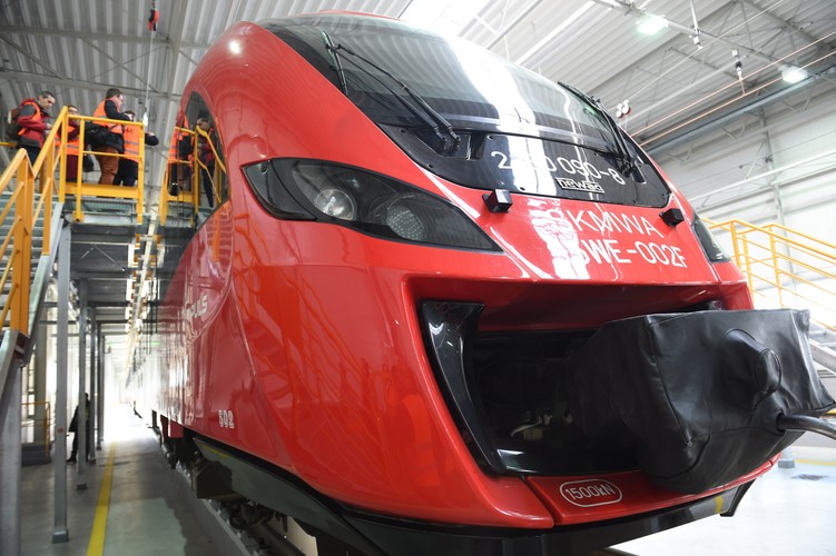 W ramach prac wyremontowano również 6,5 km torów, wymieniono 17 rozjazdów, ułożono 8 tys. podkładów kolejowych i zutylizowano około 10 tys. ton starego tłucznia, otoczaków i ziemi. Wyremontowano i uzupełniono sieć trakcyjną na terenie bazy, wykonano oświetlenie torów postojowych i niezbędne systemy bezpieczeństwa. <br><br> (cat) PAP/Radek Pietruszka